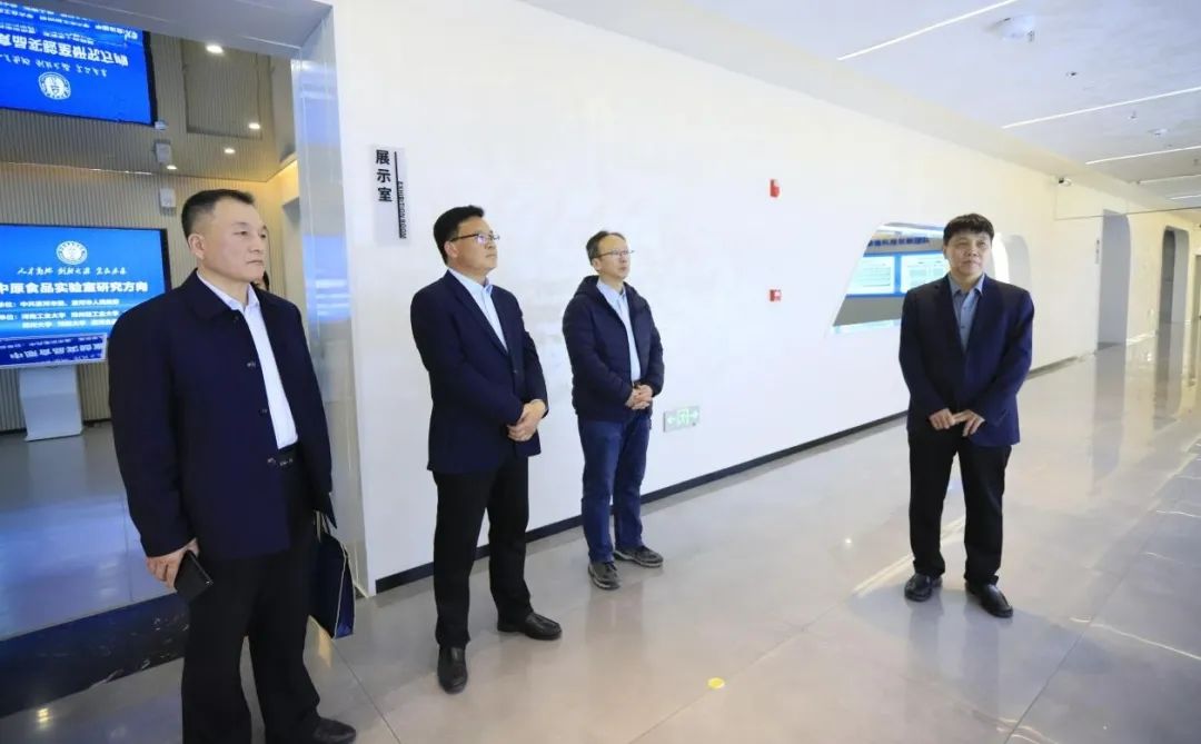 花花牛乳業(yè)集團(tuán)黨委書記、董事長唐洪峰一行赴中原食品實(shí)驗(yàn)室同中國工程院院士、中原食品實(shí)驗(yàn)室主任任發(fā)政座談交流