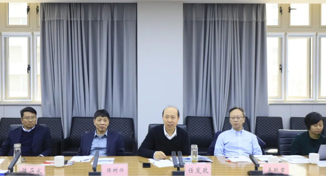 花花牛乳業(yè)集團(tuán)黨委書記、董事長唐洪峰一行赴中原食品實(shí)驗(yàn)室同中國工程院院士、中原食品實(shí)驗(yàn)室主任任發(fā)政座談交流