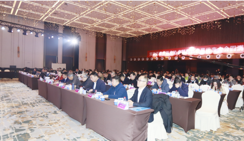 河南奶業(yè)發(fā)展啟航新征程——花花牛乳業(yè)集團(tuán)黨委書記、董事長(zhǎng)唐洪峰當(dāng)選河南省奶業(yè)協(xié)會(huì)會(huì)長(zhǎng)