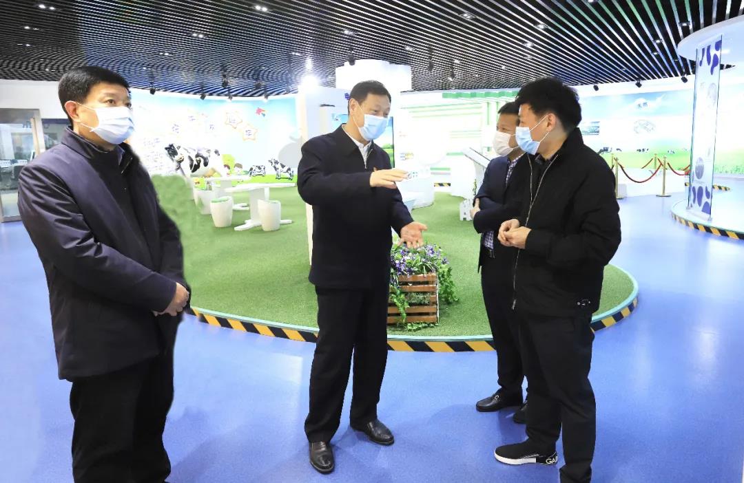 河南省委農(nóng)辦主任、農(nóng)業(yè)農(nóng)村廳廳長申延平一行調(diào)研河南花花牛乳業(yè)集團(tuán)